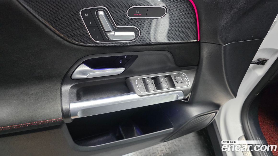 Mercedes-Benz GLB-Class 2023