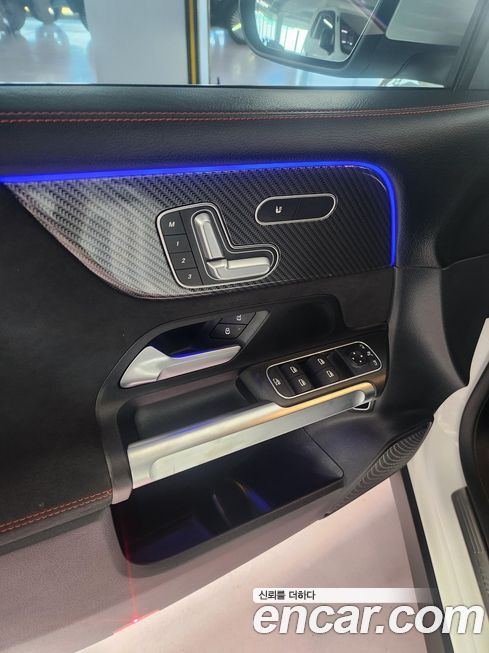 Mercedes-Benz GLB-Class 2023