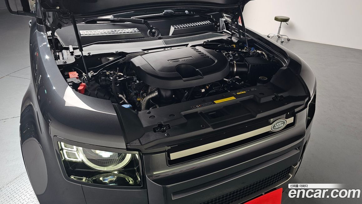Land Rover Defender 2024