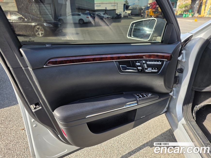 Mercedes-Benz S-Class 2011