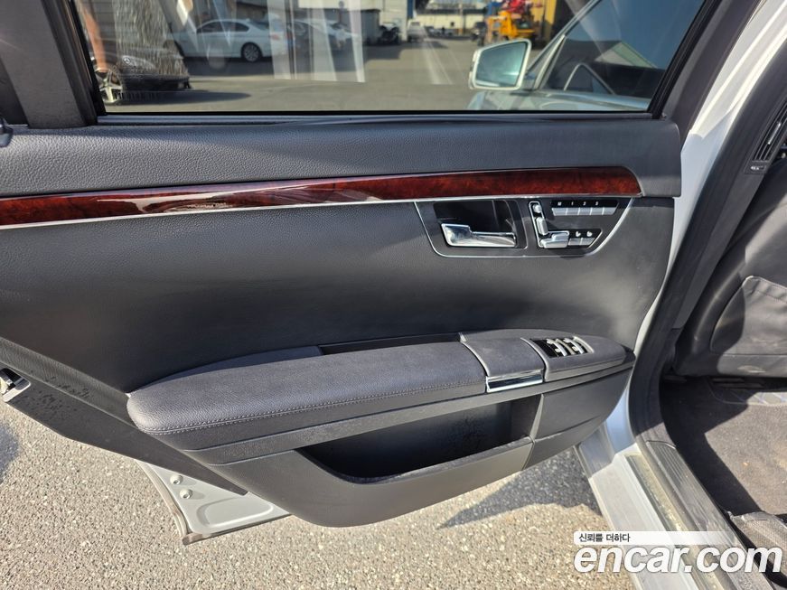 Mercedes-Benz S-Class 2011