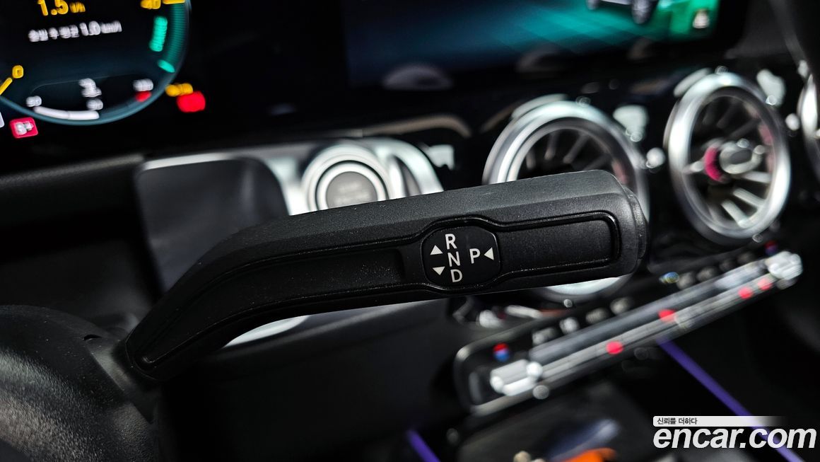 Mercedes-Benz GLB-Class 2023