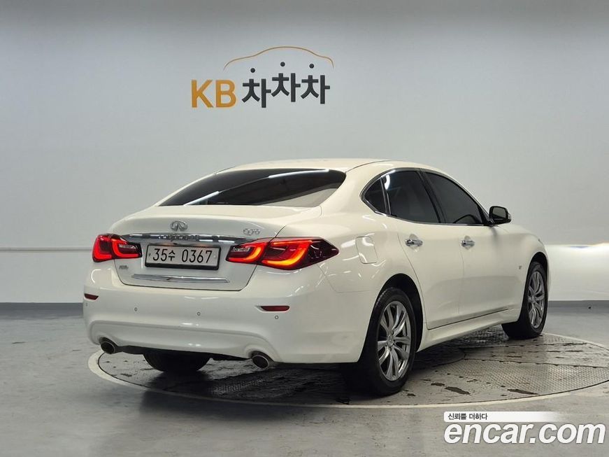 Infiniti Q70 2016