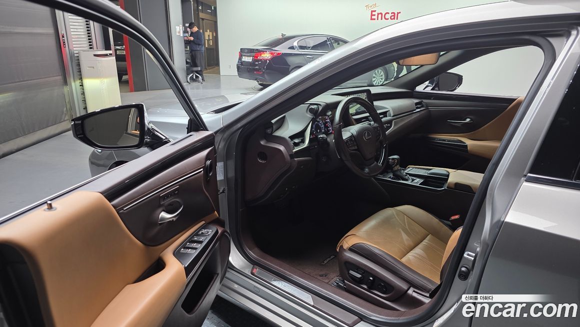 Lexus ES 2021
