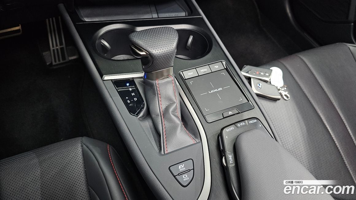 Lexus UX 2021