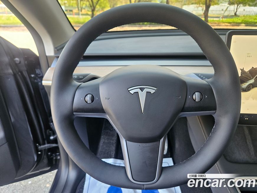 Tesla Model Y 2025