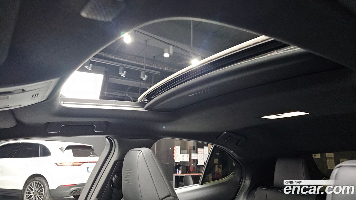 Lexus UX 2021