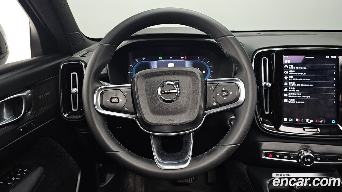 Volvo XC40 2025