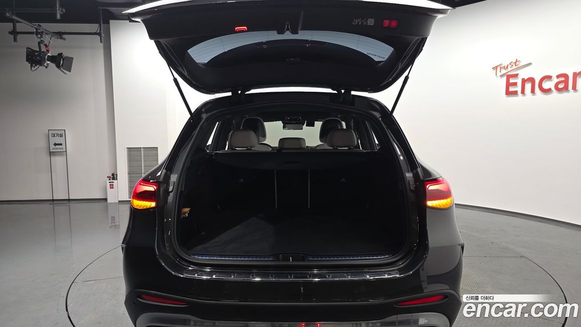 Mercedes-Benz GLC-Class 2025