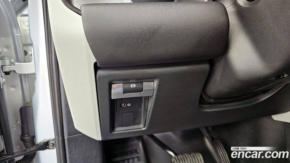 Land Rover Defender 2024