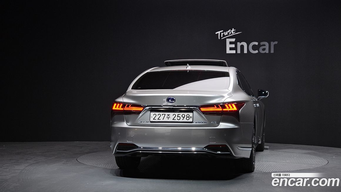 Lexus LS 2021