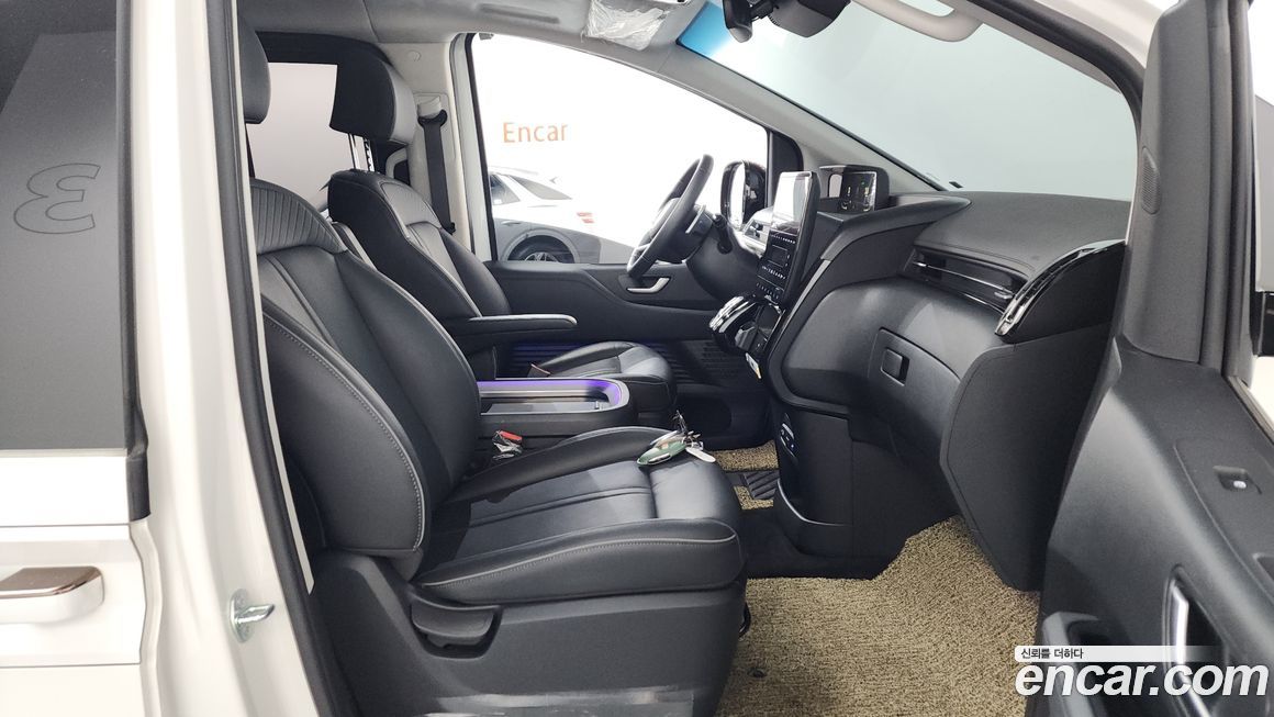 Hyundai Staria 2025
