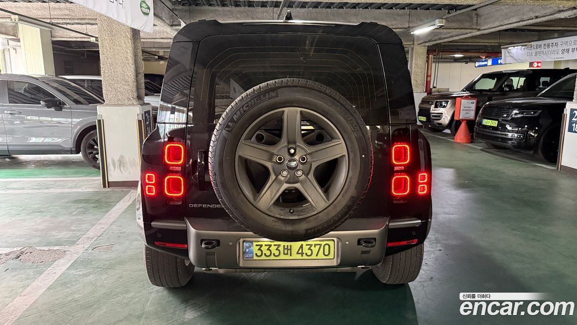 Land Rover Defender 2024