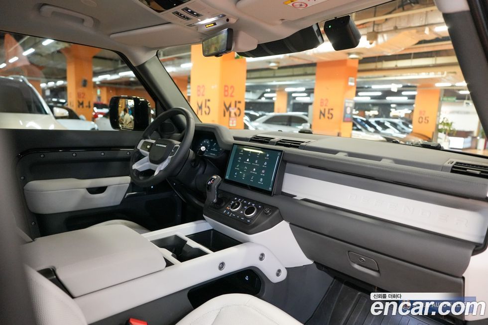 Land Rover Defender 2024