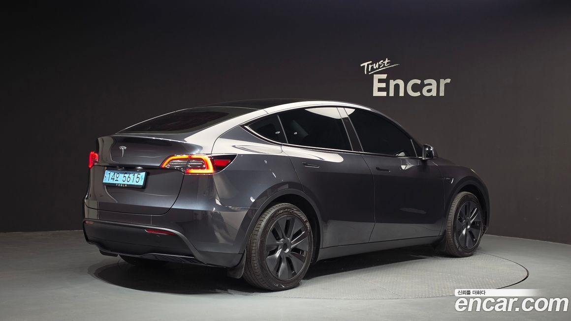 Tesla Model Y 2025