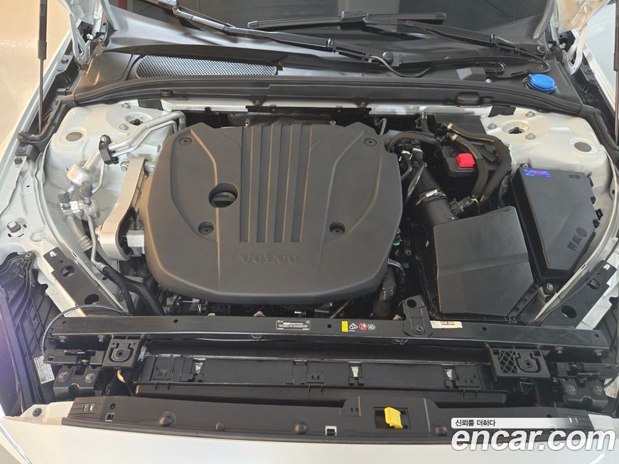 Volvo V60 2025