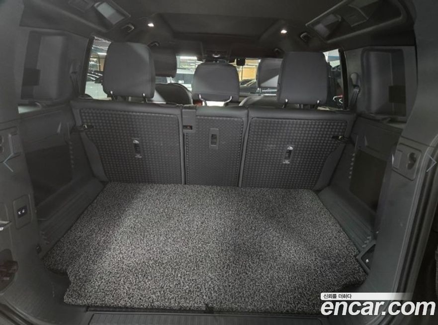 Land Rover Defender 2023