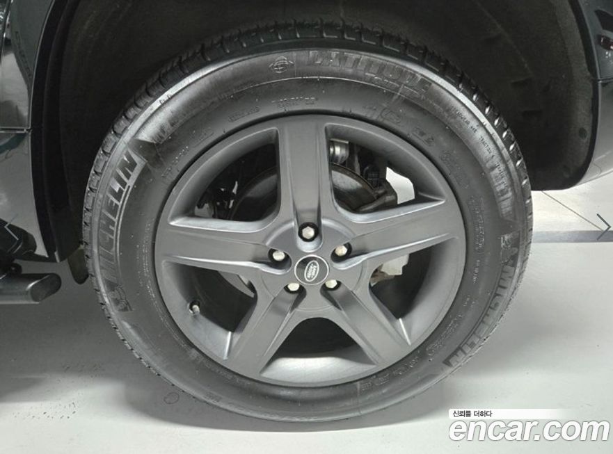 Land Rover Defender 2023