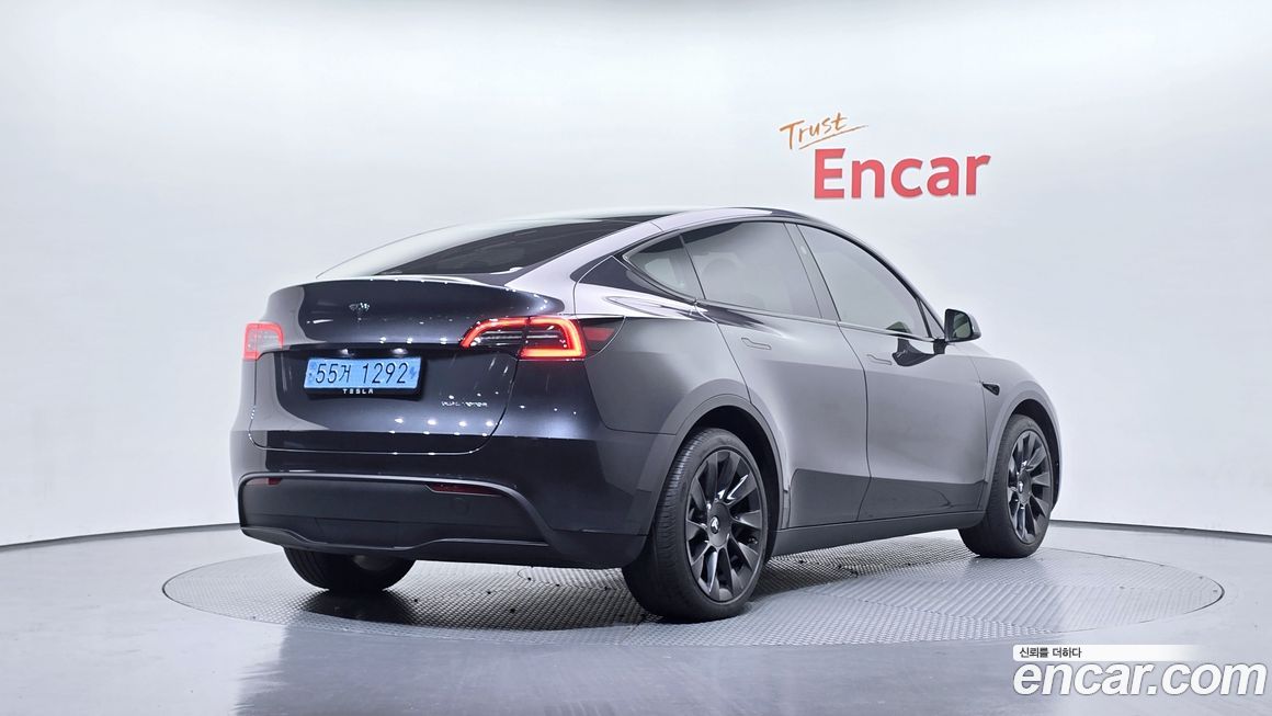 Tesla Model Y 2024