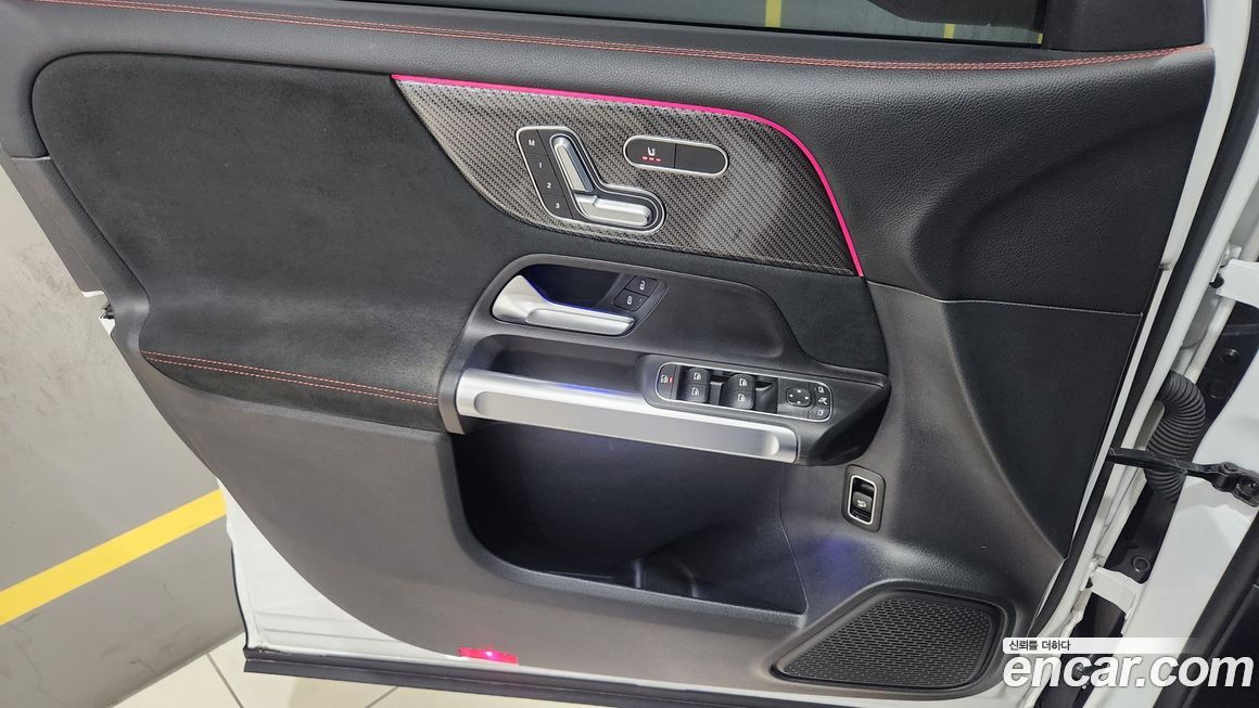 Mercedes-Benz GLB-Class 2023