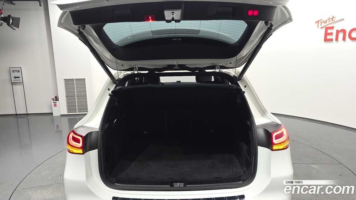 Mercedes-Benz EQA 2021