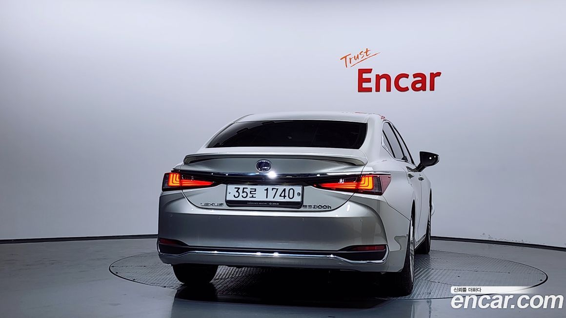 Lexus ES 2019