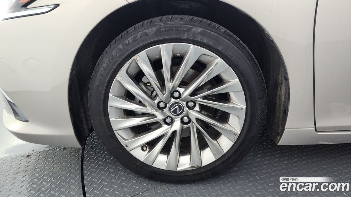 Lexus ES 2019