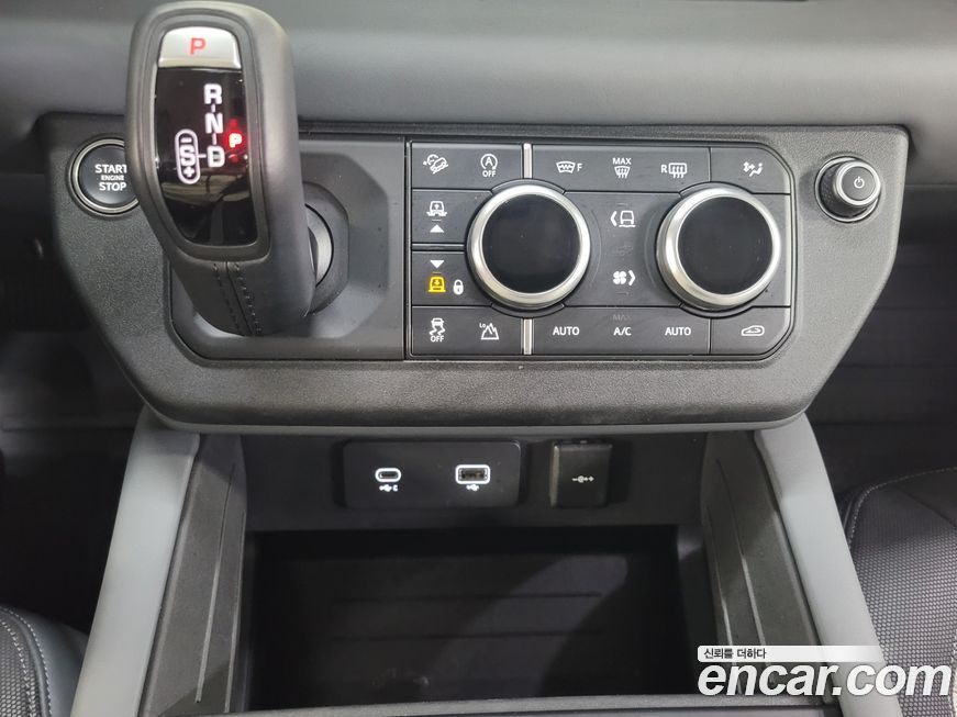 Land Rover Defender 2024