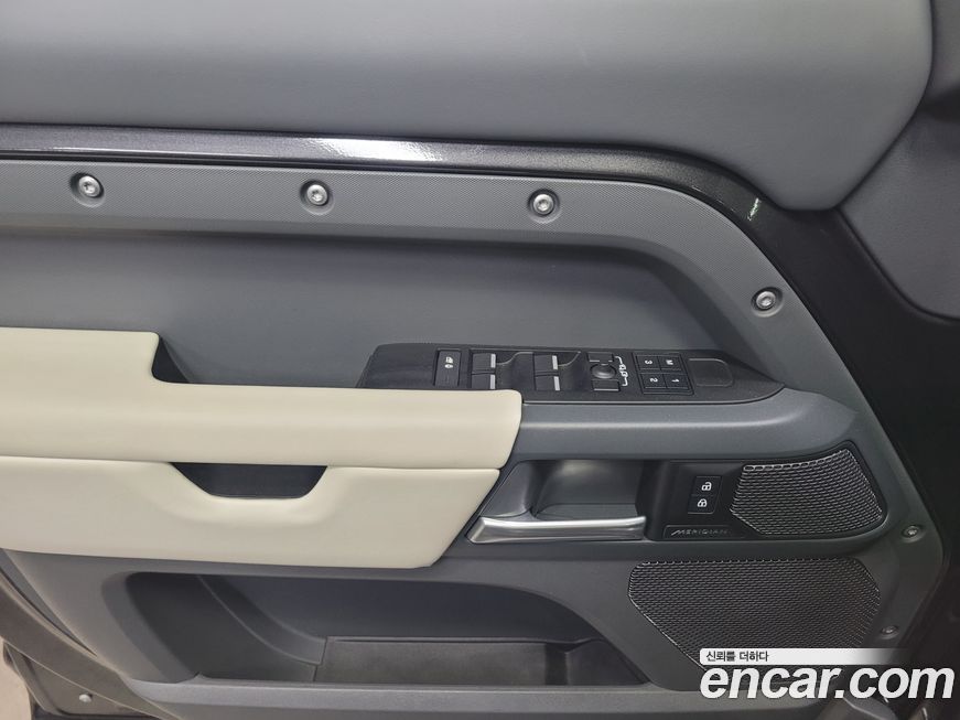 Land Rover Defender 2024