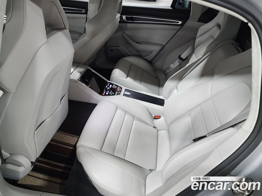 Porsche Panamera 2021