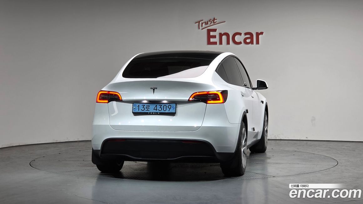 Tesla Model Y 2024