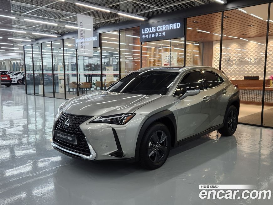 Lexus UX 2025