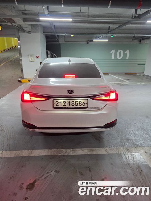 Lexus ES 2025