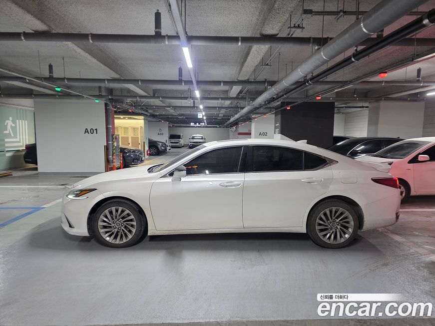 Lexus ES 2025