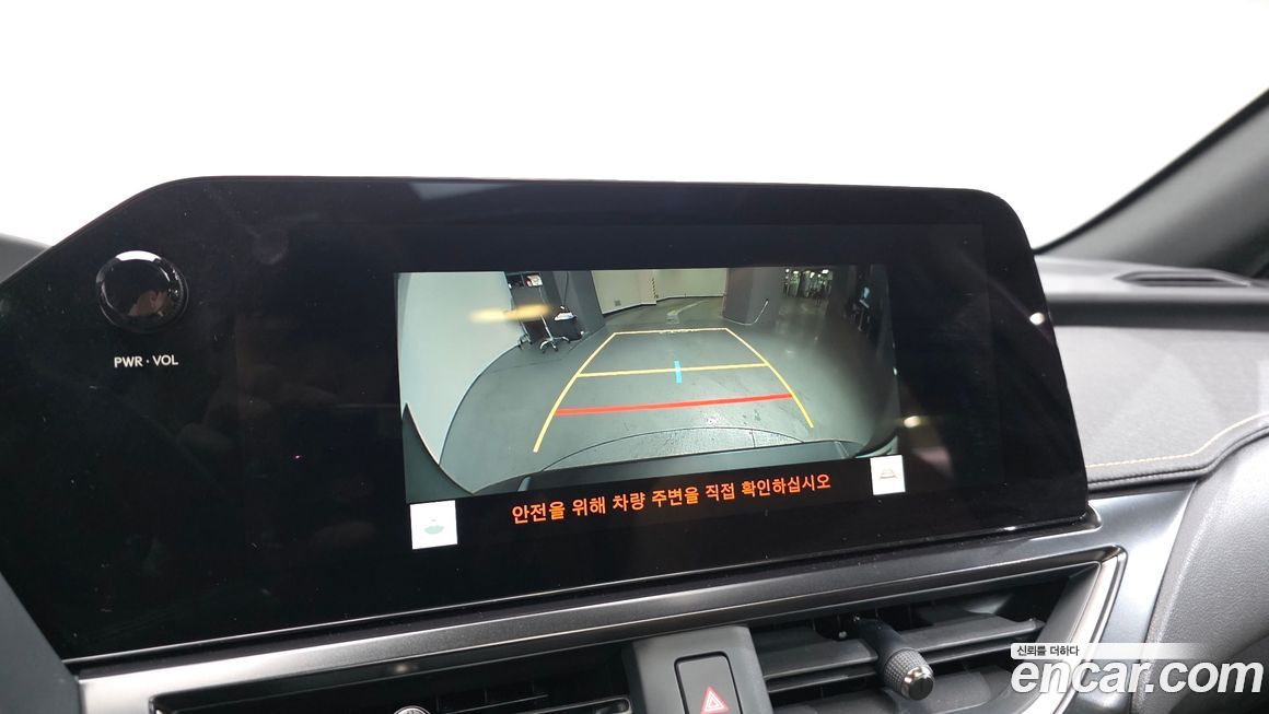 Lexus UX 2024