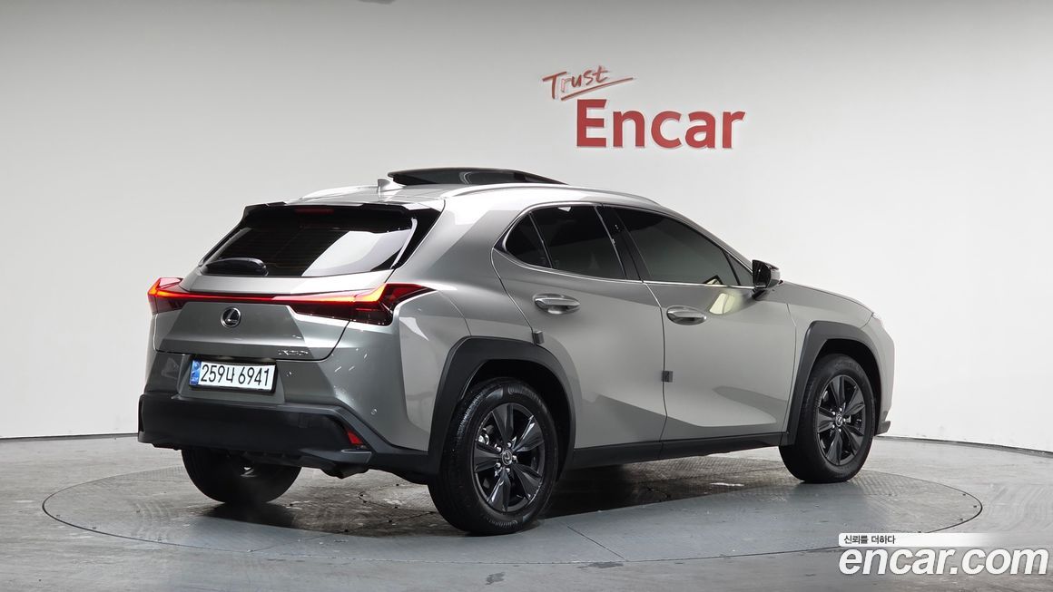 Lexus UX 2024