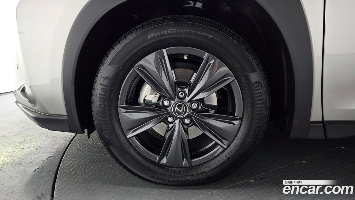 Lexus UX 2024