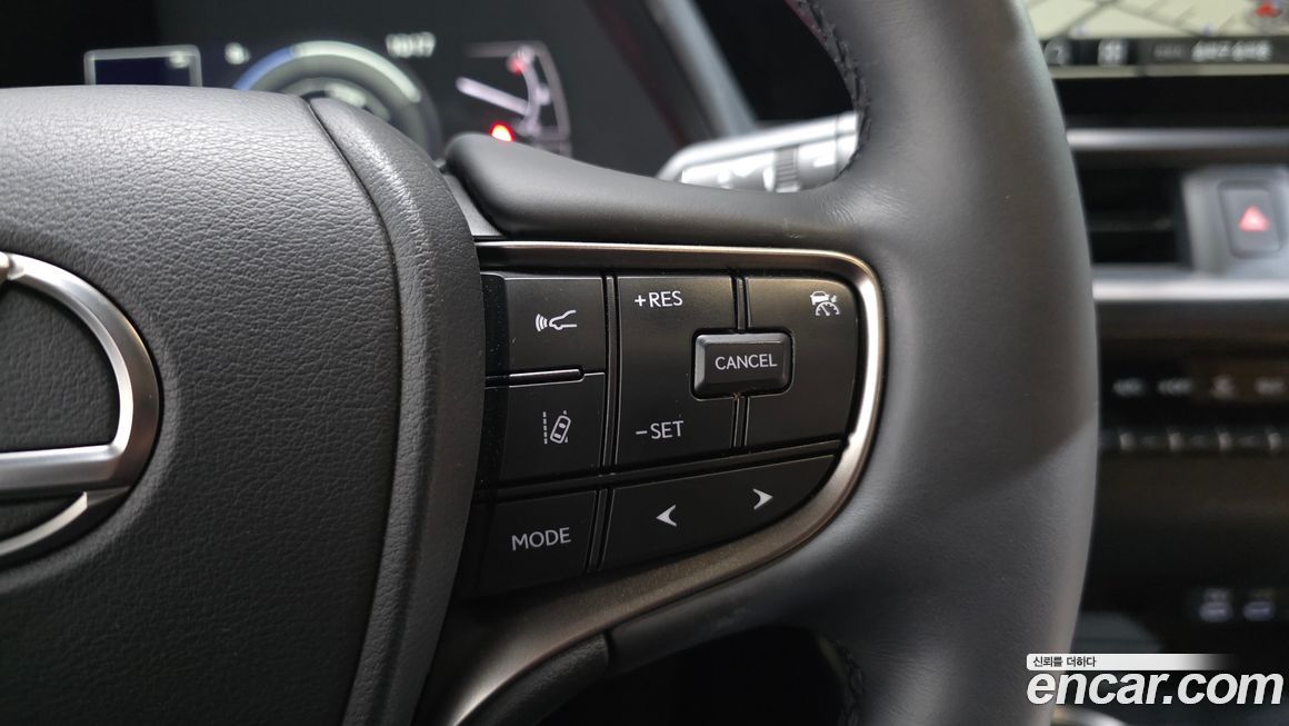 Lexus UX 2024