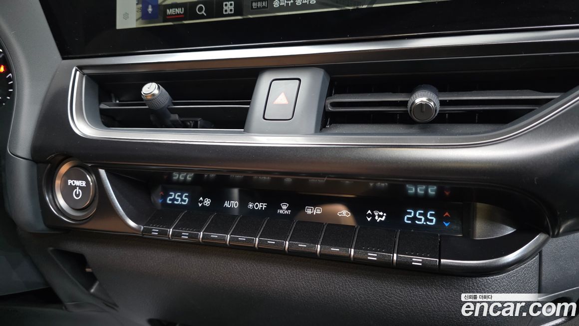 Lexus UX 2024
