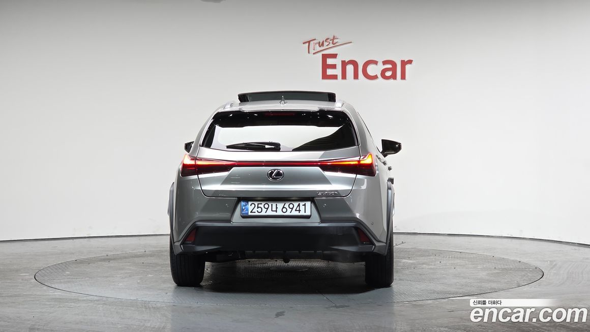 Lexus UX 2024