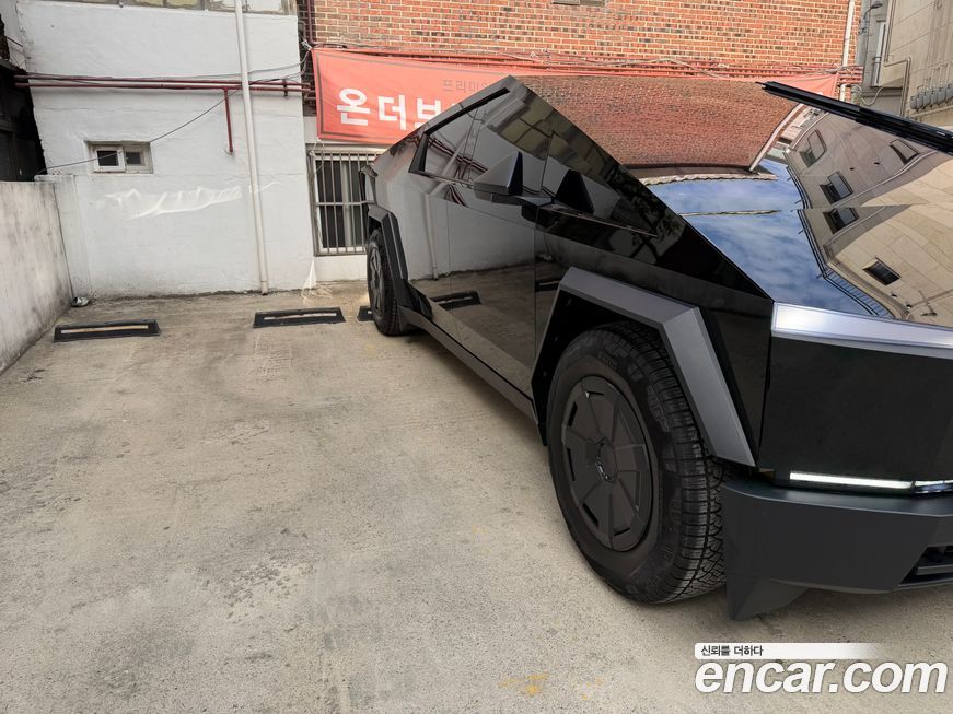 Tesla Cybertruck 2025