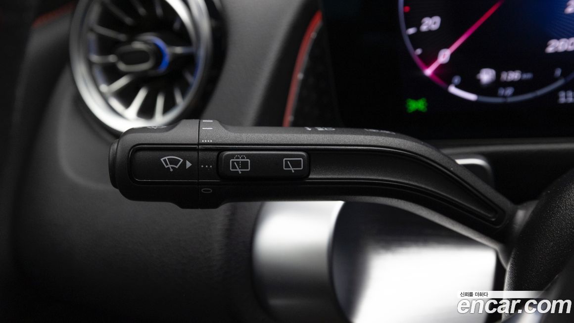 Mercedes-Benz GLB-Class 2025