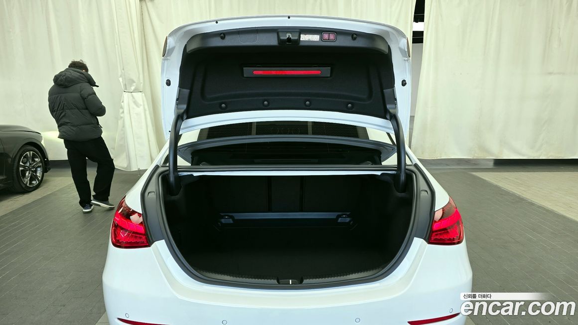 Mercedes-Benz C-Class 2025