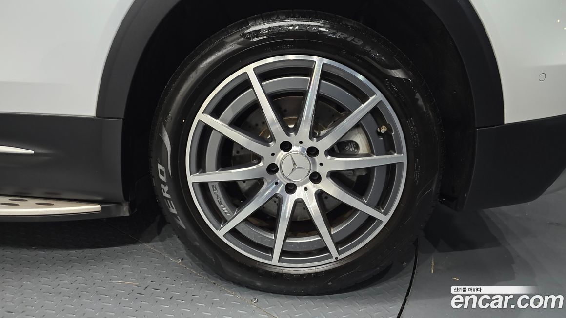 Mercedes-Benz GLB-Class 2023