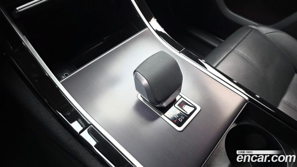 Land Rover Range Rover Velar 2026