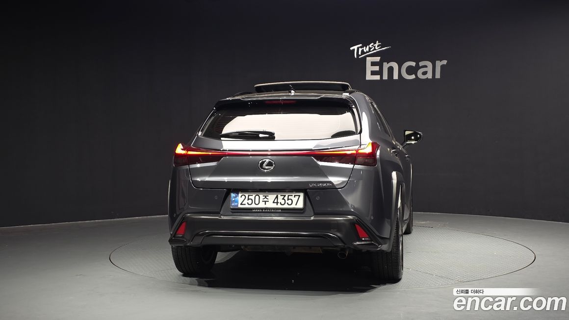 Lexus UX 2024