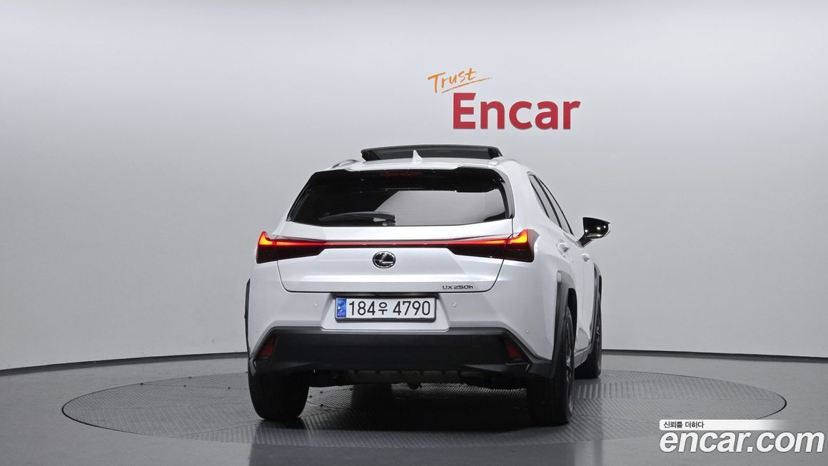 Lexus UX 2024