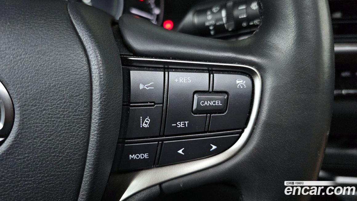Lexus UX 2024
