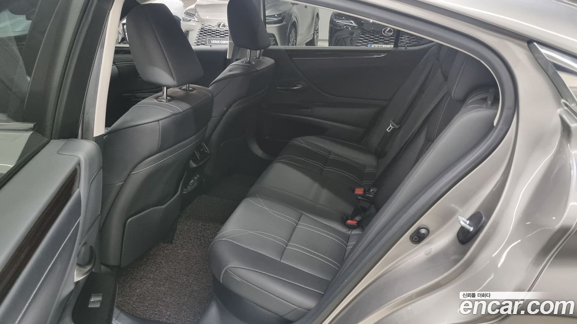 Lexus ES 2021