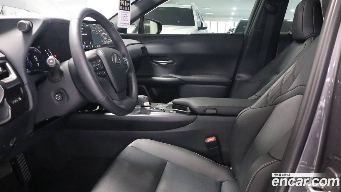 Lexus UX 2025